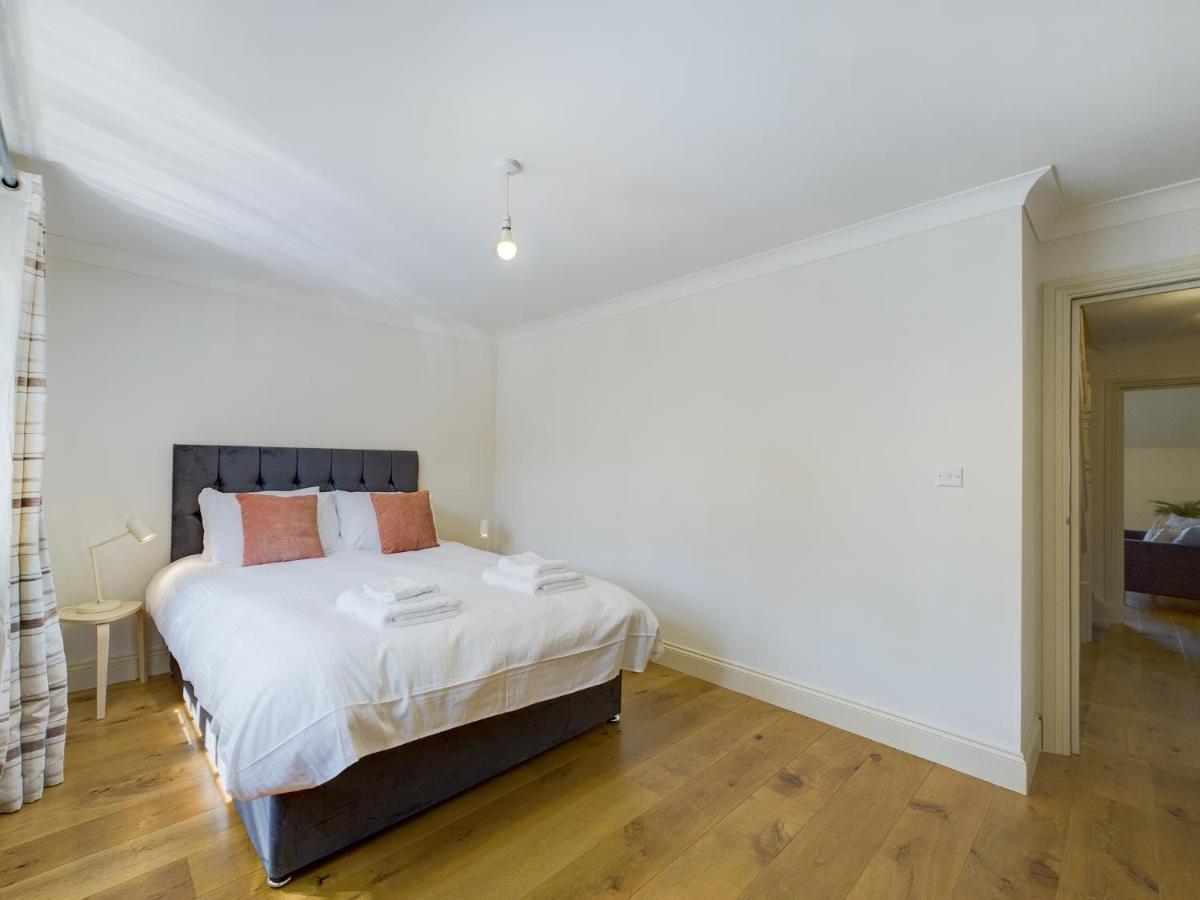 Duplex Redhill Town Centre Apt By Livingo Stays ภายนอก รูปภาพ
