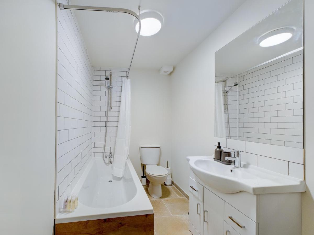 Duplex Redhill Town Centre Apt By Livingo Stays ภายนอก รูปภาพ