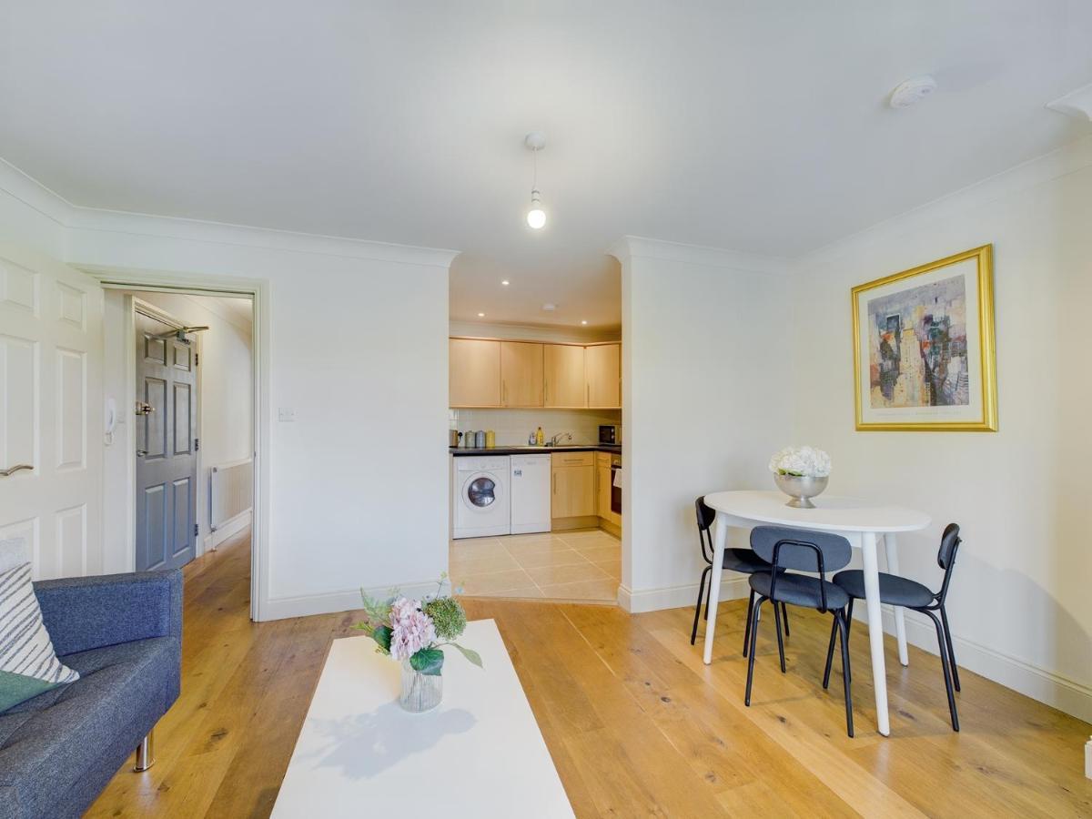 Duplex Redhill Town Centre Apt By Livingo Stays ภายนอก รูปภาพ
